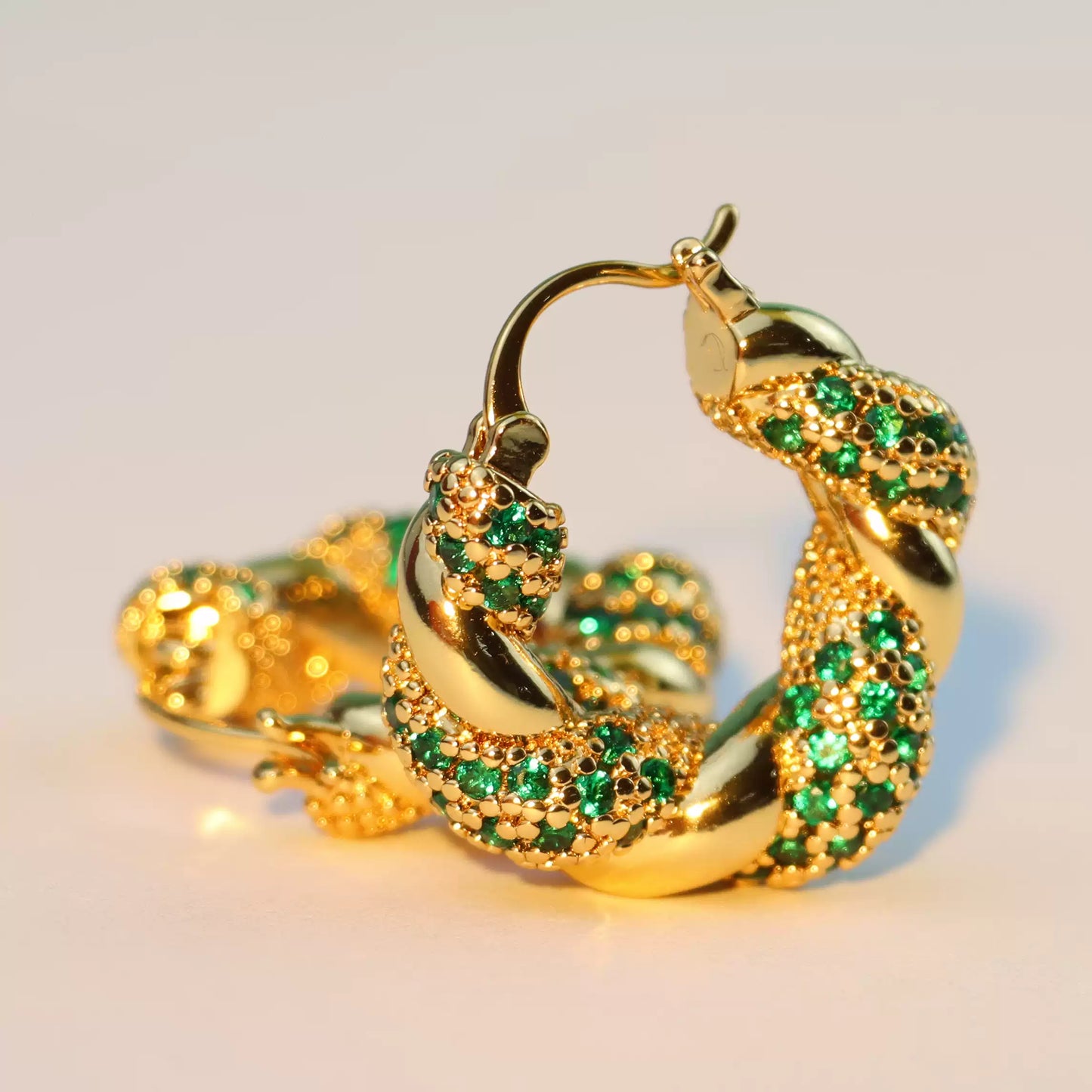 2025 Green Twisted Geometric Pattern Brass Gold-plated Fashion Classic High-end Retro Earrings